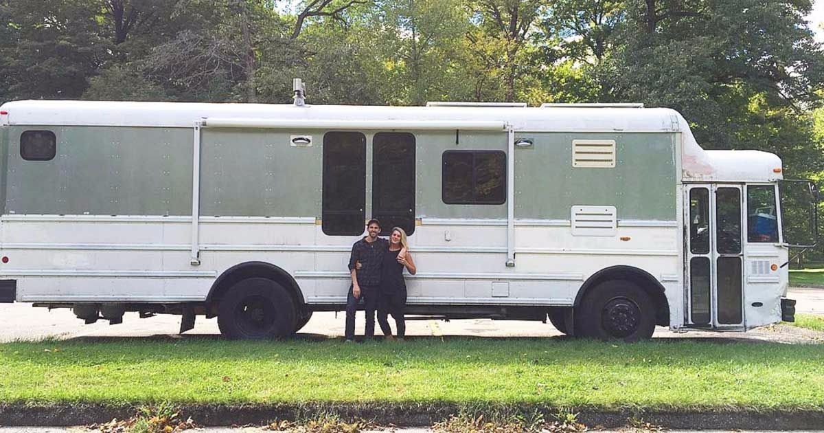 Au cumpărat autobuzul şcolii şi l-au transformat într-o casă în toată regula. Interior ULUITOR