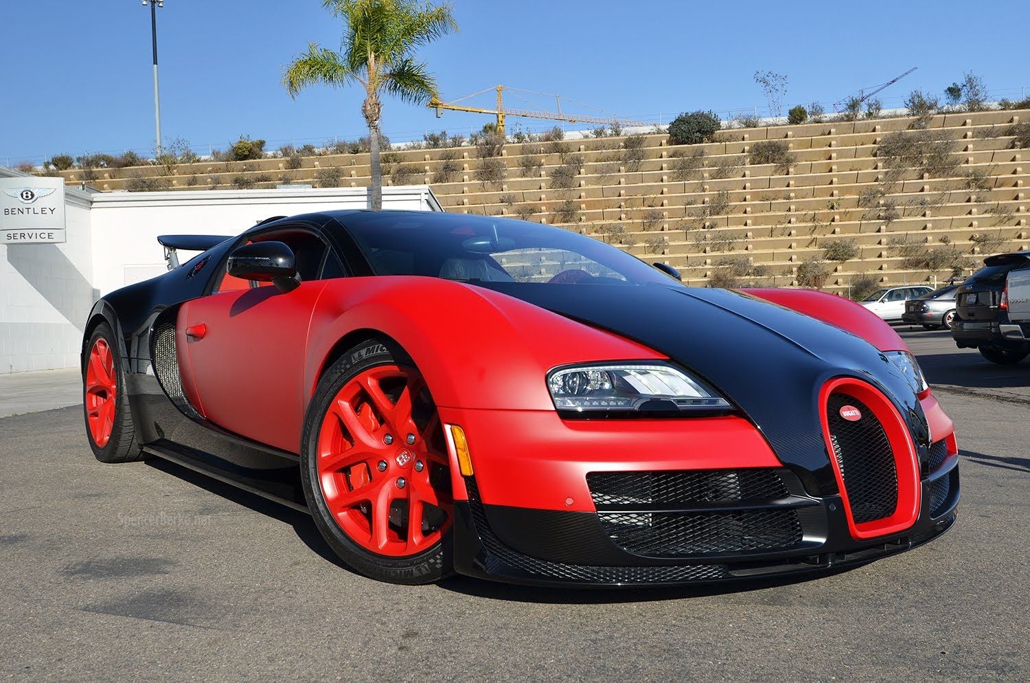 Poliţiştii au văzut pe stradă un Bugatti de 3 milioane$.Au aflat cine-i şoferul, i-au cerut autograf