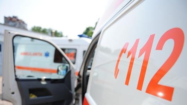 Fetiţă de 12 ani, accidentată grav în timp ce se afla pe bicicletă! Traficul pe DN 2B este blocat