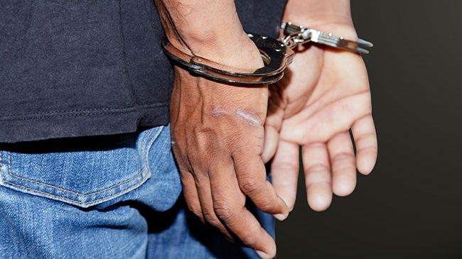 I-a cerut unei femei să îl facă ,,sclavul ei", dar l-au încătușat polițiștii