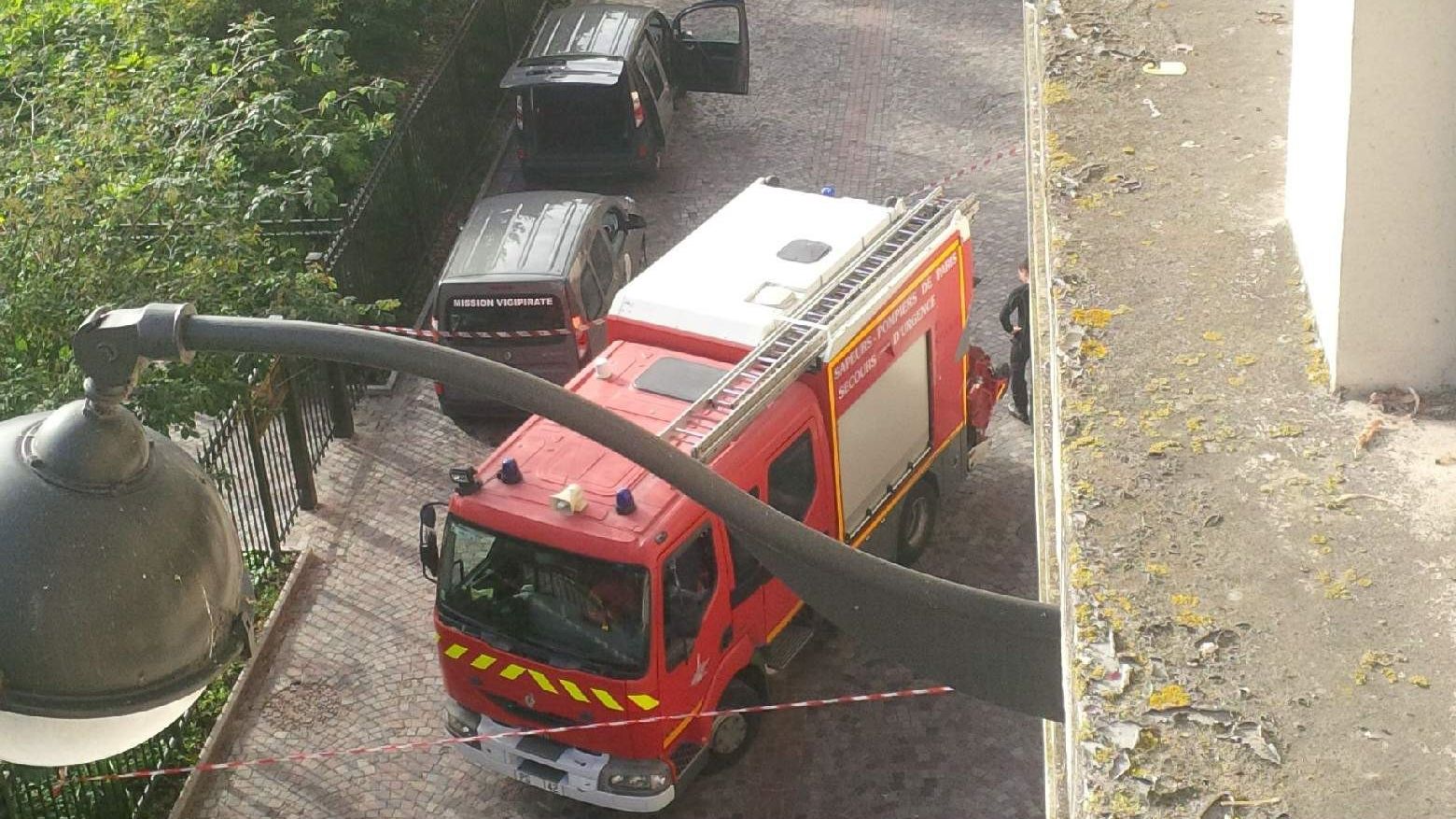 Atac în Franța. Militari francezi, loviți în plin de un vehicul la Paris. Un bărbat a fost reţinut