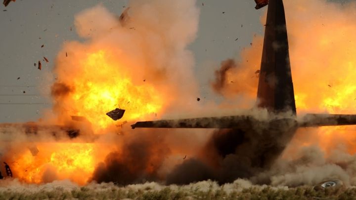 Un avion s-a prăbușit și a luat foc. Oamenii aflați la bord au murit pe loc