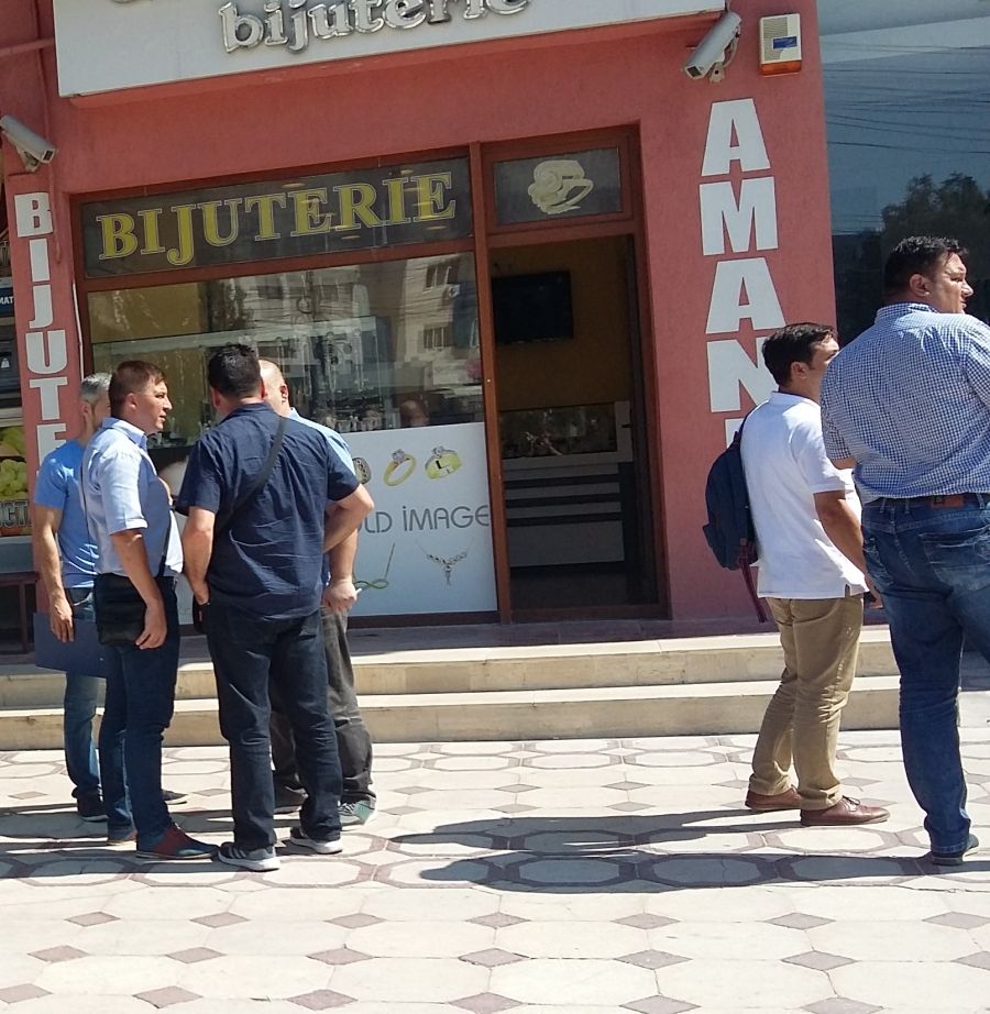 Hoţ păcălit. A intrat cu cagula pe faţă şi pistol, pentru a jefui o bijuterie. Ce a furat, de fapt