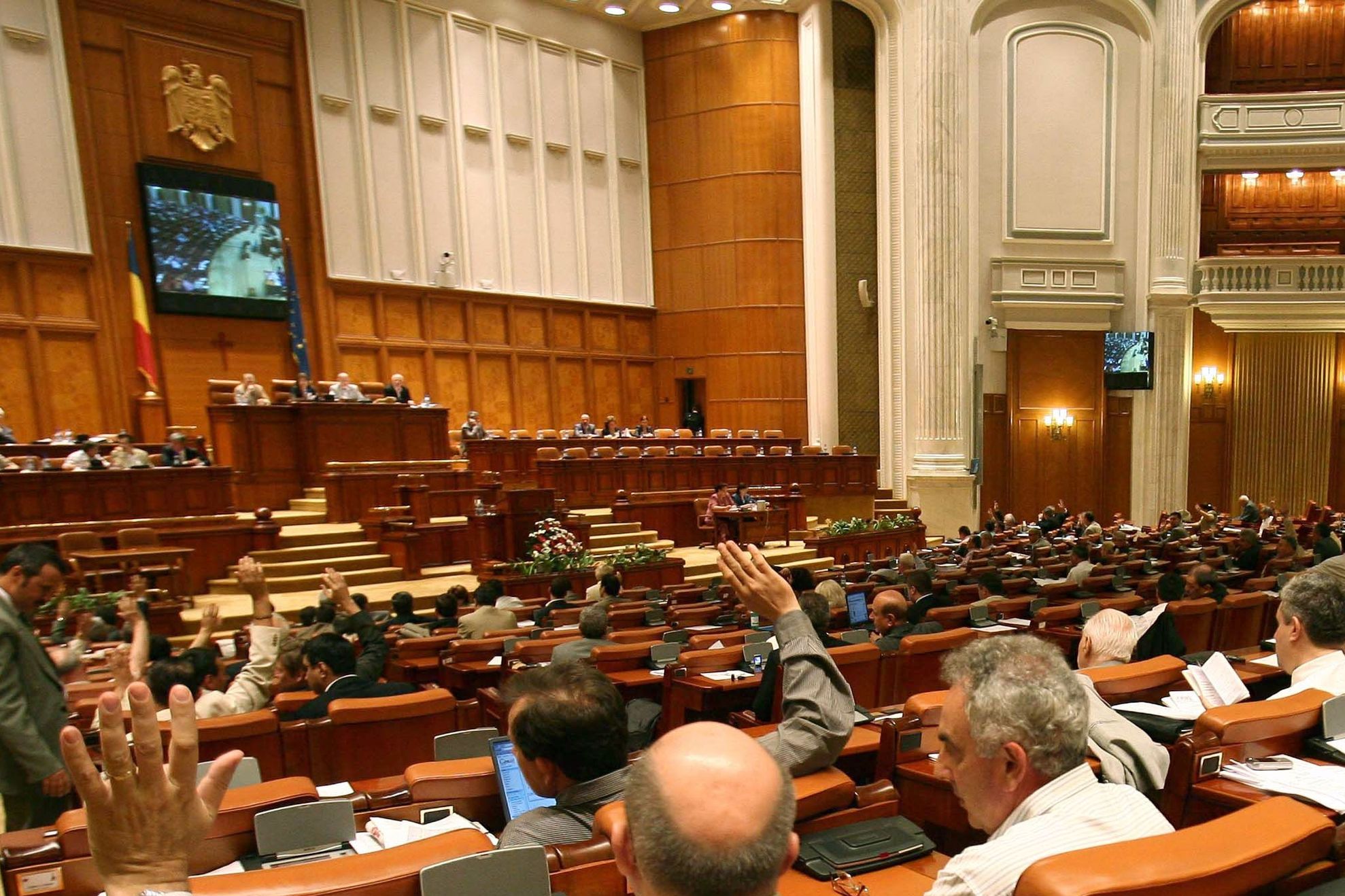 Ce mai cumpără deputaţii. Camere de supraveghere HD. Suma alocată, uriaşă