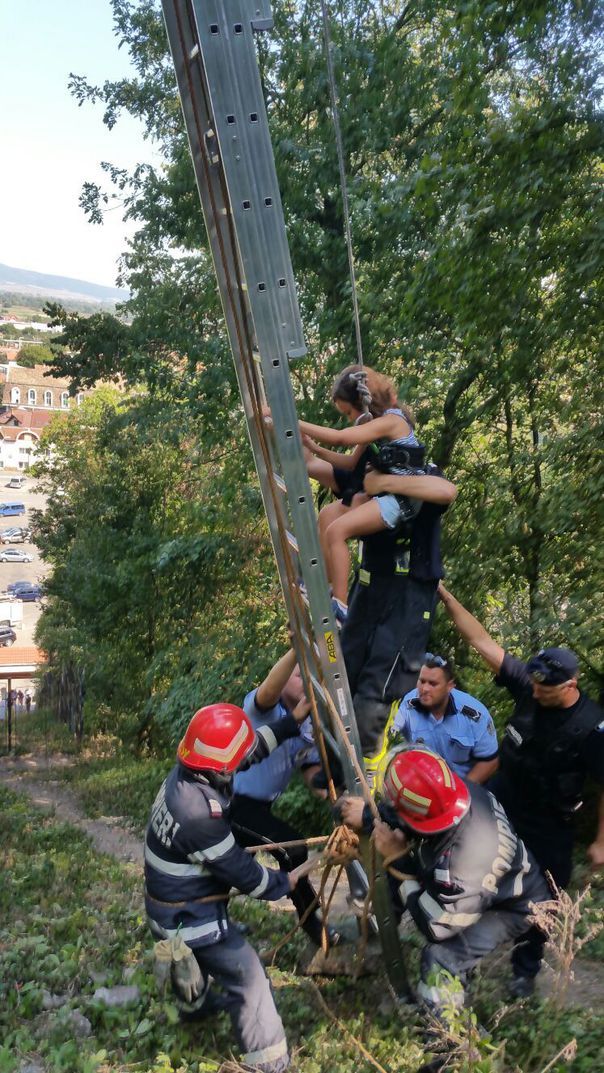 Momente de panică. 17 turişti, printre care și doi copii, blocaţi în telecabina de la Cetatea Devei