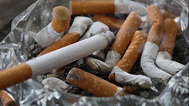 Cea mai mare greșeală pe care o fac fumătorii. E mai rău decât dacă ar fuma jumătate de pachet odată