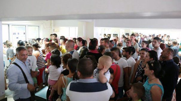 Soluţia pentru criza paşapoartelor, în Capitală: cetăţeni plimbaţi cu maşini MAI, între Pipera-Amzei