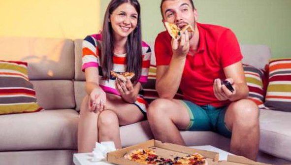 De ce nu trebuie să mănânci niciodată în faţa televizorului. Pericolul neştiut