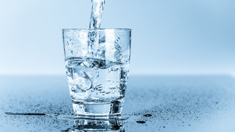 Apă minerală retrasă de pe piaţă de Protecţia Consumatorului 