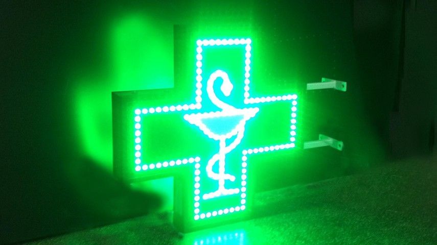 Un român care jefuia o farmacie în Elveţia şi-a dat pantalonii jos, pentru a speria farmacista