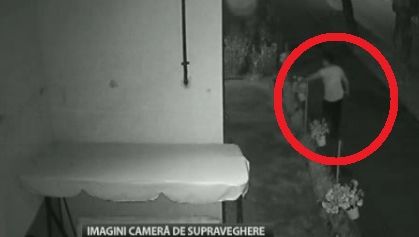 Furt din pasiune, la Târgovişte. Femeie surprinsă de camere când smulge o FLOARE din pământ