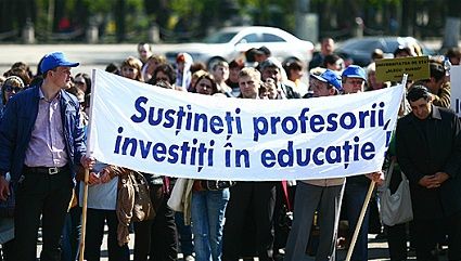 Mii de salariați din Educație, gata să iasă în stradă, sătui de "revoluţia fiscală"  