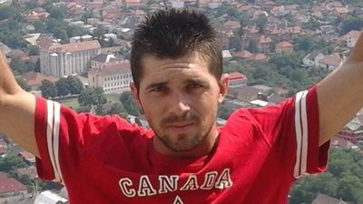 VIDEO. Un tânăr a ameninţat că aruncă Primăria în aer, după ce a văzut un video pe Internet