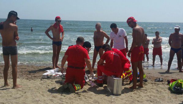 Femeia și copilul salvați din valuri la Mangalia au fugit pe plajă, salvatorul lor s-a înecat