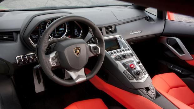 Cum arată şi cât costă smartphone-ul Lamborghini