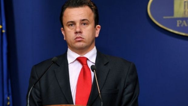 Priorităţile lui Pop. Manualele de sport, gata la timp. Cele de română şi matematică, mai târziu 