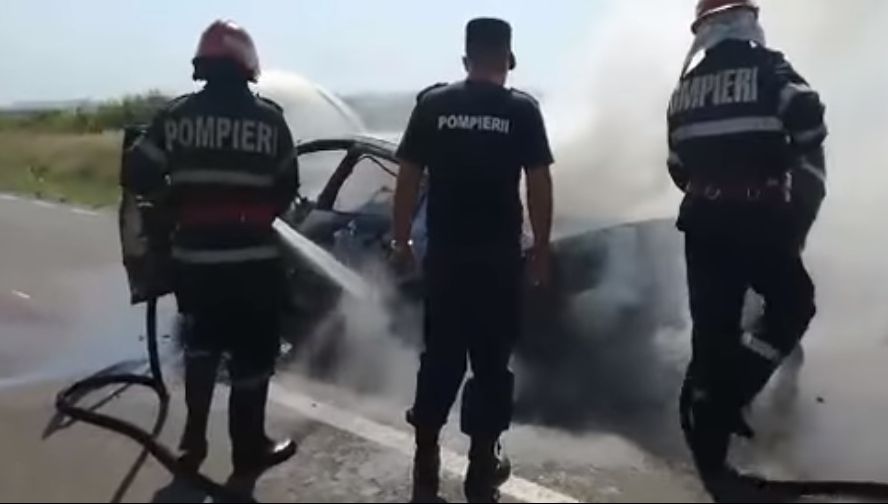 Le-a luat maşina foc, în mers. Trei persoane au scăpat cu viaţă
