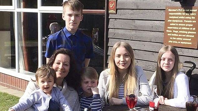 Au dat o petrecere, iar după 3 ani au revăzut fotografiile. ȘOCANT ce a apărut într-una dintre ele