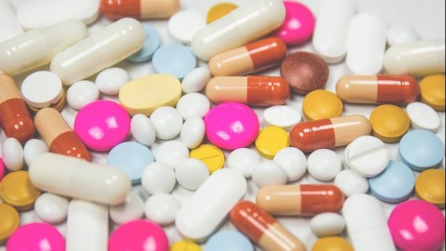 Ce se întâmplă, de fapt, dacă iei medicamentele cu suc în loc de apă
