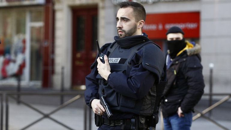 Alertă la Paris. O maşină a intrat într-o pizzerie. Un mort şi mai mulţi răniţi (FOTO)