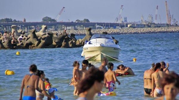 Funcţionarii, concedii pe banii tăi. Cum să te bronzezi pe banii statului