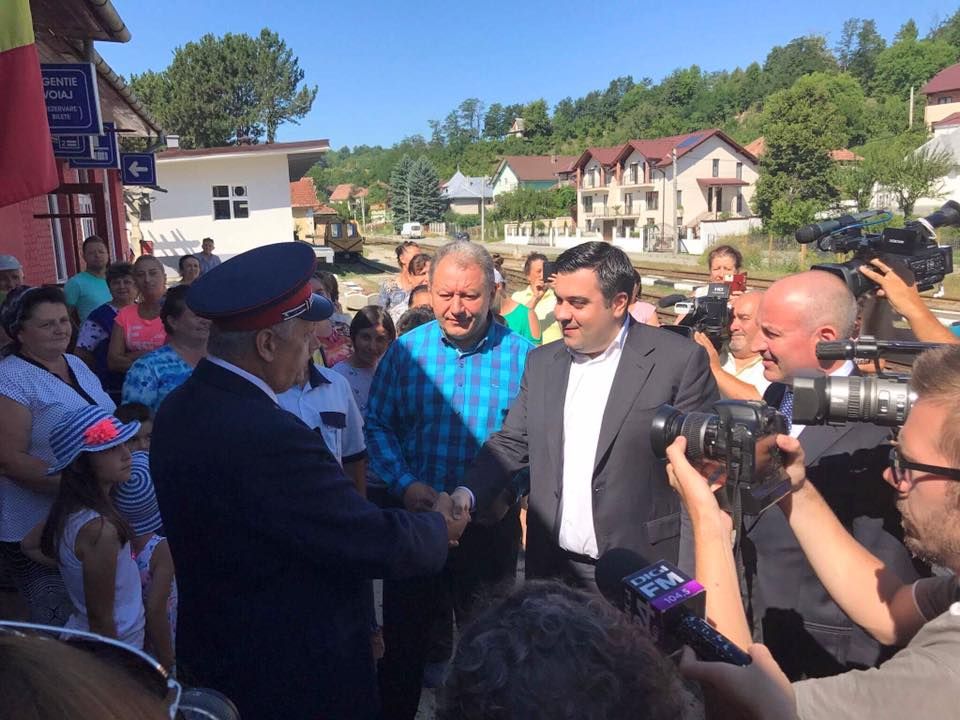 Ministrul Transporturilor, acuzat că a făcut o inaugurare de cale ferată, în bătaie de joc