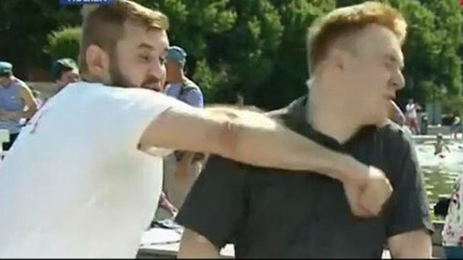 Reporter lovit cu brutalitate în timp ce transmitea în direct