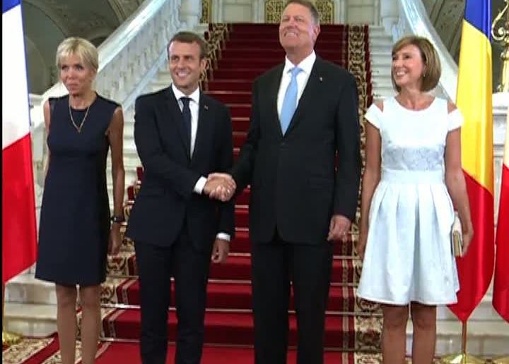 Macron vs. Iohannis. Ținutele primelor doamne, comentate de un designer!