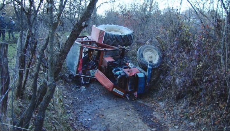 Un bărbat a murit după ce s-a răsturnat cu tractorul