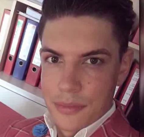 Avocat tânăr, îndrăgostit de propria imagine, numit secretar de Stat în Ministerul de Externe