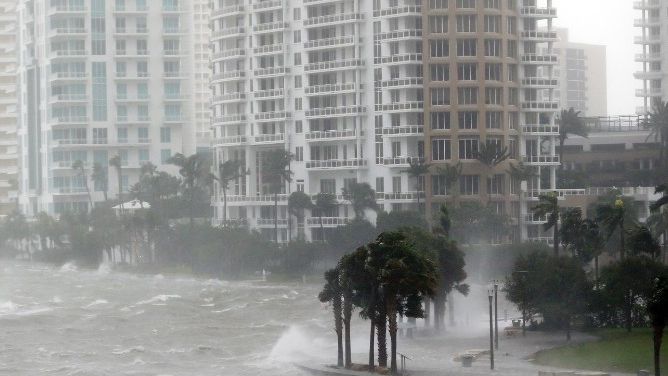 MAE: Patru români au părăsit zona afectată de uraganul Irma