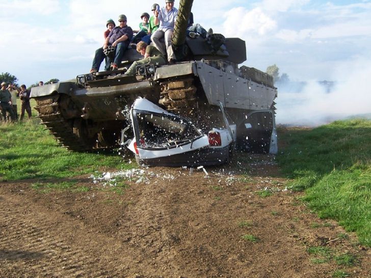 A luat de pe e-bay un TANC folosit în Războiul din Golf.Uluitor ce a găsit în rezervor.S-a îmbogăţit