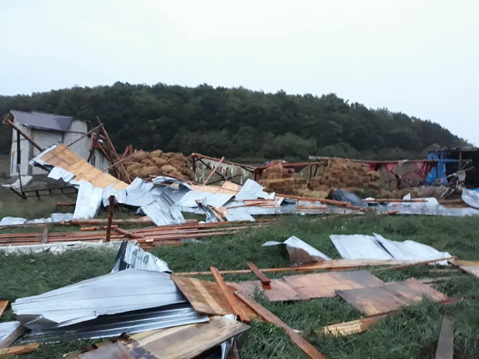 GALERIE FOTO. O casă MUTATĂ DIN LOC de furtuna de ieri: "Situația este gravă"
