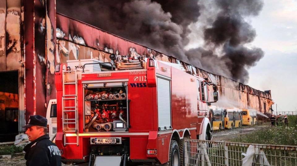 INCENDIU Orăștie. Focul NU a fost stins nici acum! Zona, înghiţită de un nor dens de FUM: 5 victime
