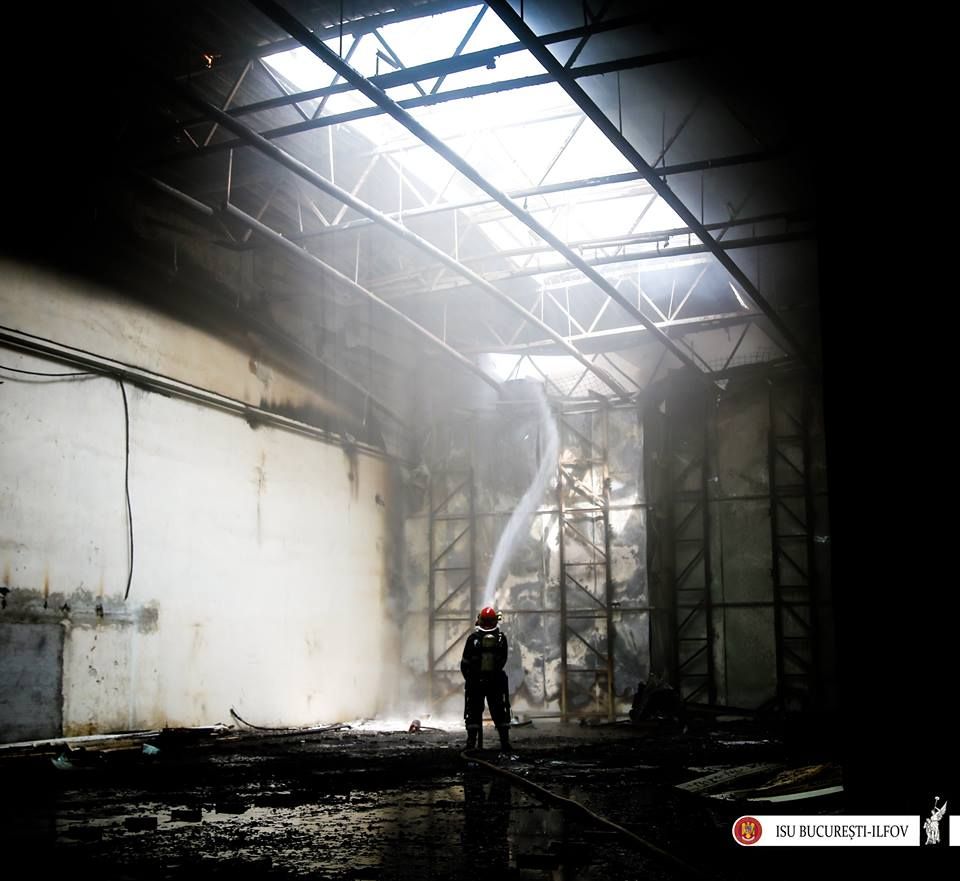 Incendiu puternic în Bucureşti, la Faur Poarta 4 - a fost lichidat după 5 ore. FOTO & VIDEO