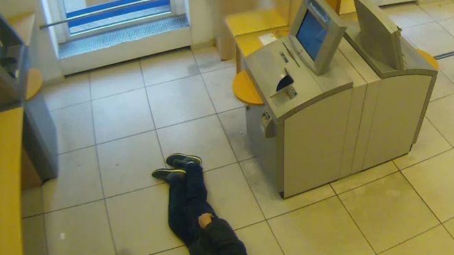 Ce PEDEPSE DURE au primit cei care au trecut pe lângă un bătrân căzut şi l-au IGNORAT