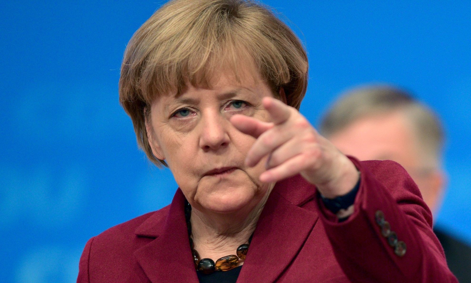 Angela Merkel, atacată cu roșii în timpul unui miting electoral la Heidelberg