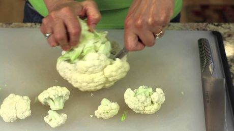 A tăiat o conopidă şi a înlemnit! Ce a găsit în interior: "ESTE IMENS!"