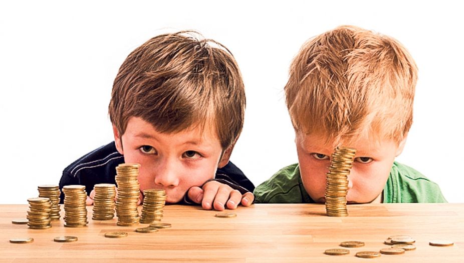 Bani doar de privilegii. Deputaţii au respins majorarea alocaţiilor pentru copii la 200 de lei