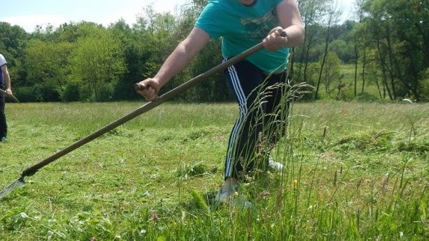 Accident teribil în Botoșani! Un bărbat a fost la un pas să-și taie piciorul cu o coasă