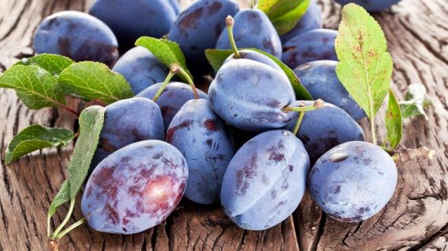 Iată de ce trebuie să consumi prune când ţii o dietă. Nici nu te gândeai că au acest efect
