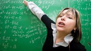 Profesoara care BLESTEMA copiii, din nou la catedră. Ultima dată le-a spus că are UN CUŢIT în geantă