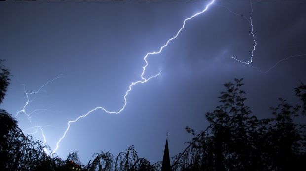 Ce să nu faci niciodată în timpul unei furtuni. Îți poți risca viața!