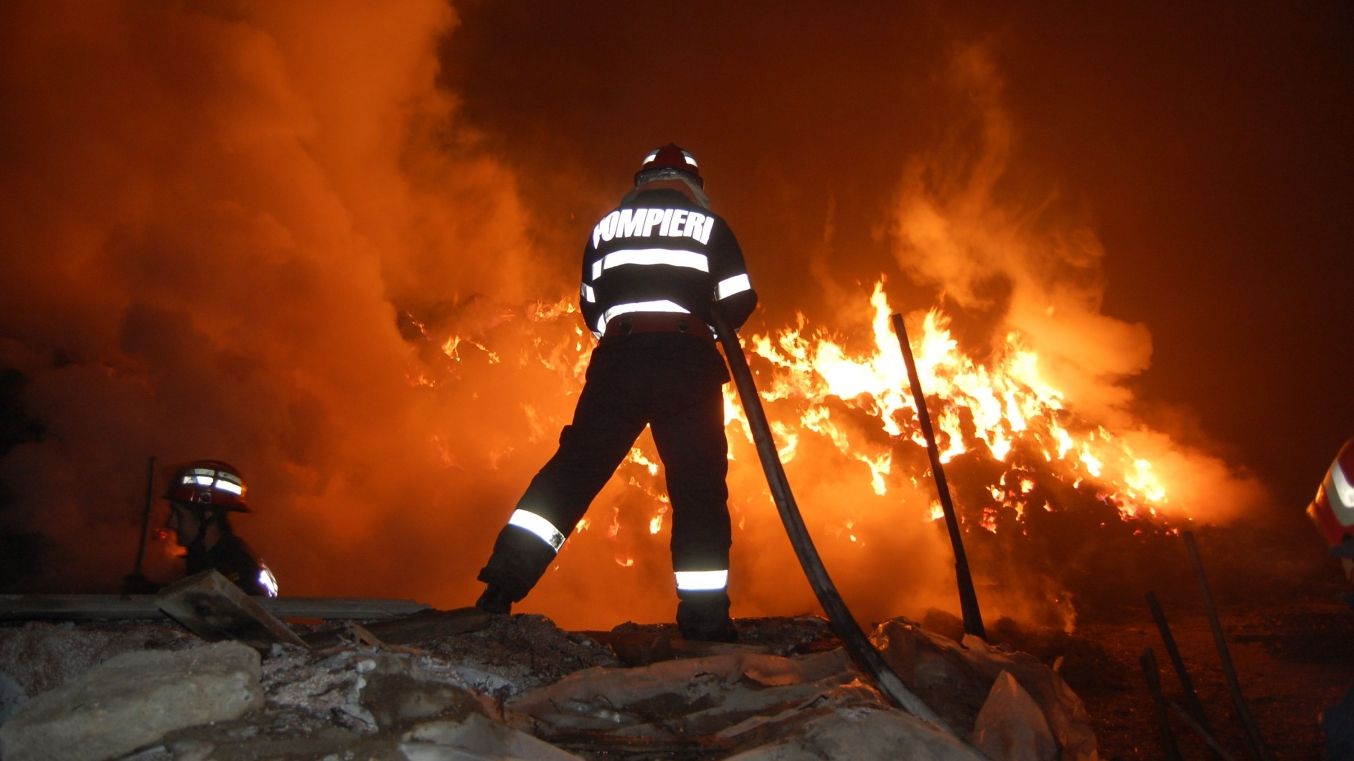 Incendiu la un depozit de artificii din Agigea