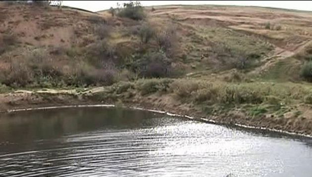 Un lac cu apă neagră îi îngrozește pe localnicii unei comune din Galați. Misterul ochiului de apă