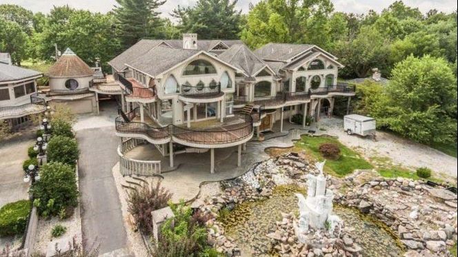Cea mai URÂTĂ casă din America, construită de un "peşte" ajuns milionar. De ce NU o vrea nimeni
