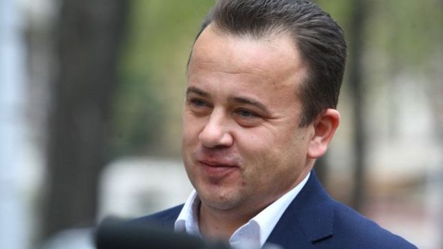 "Biblioteca pentru Pop". Protest cu cărţi în Piaţa Victoriei pentru demisia ministrului Educaţiei