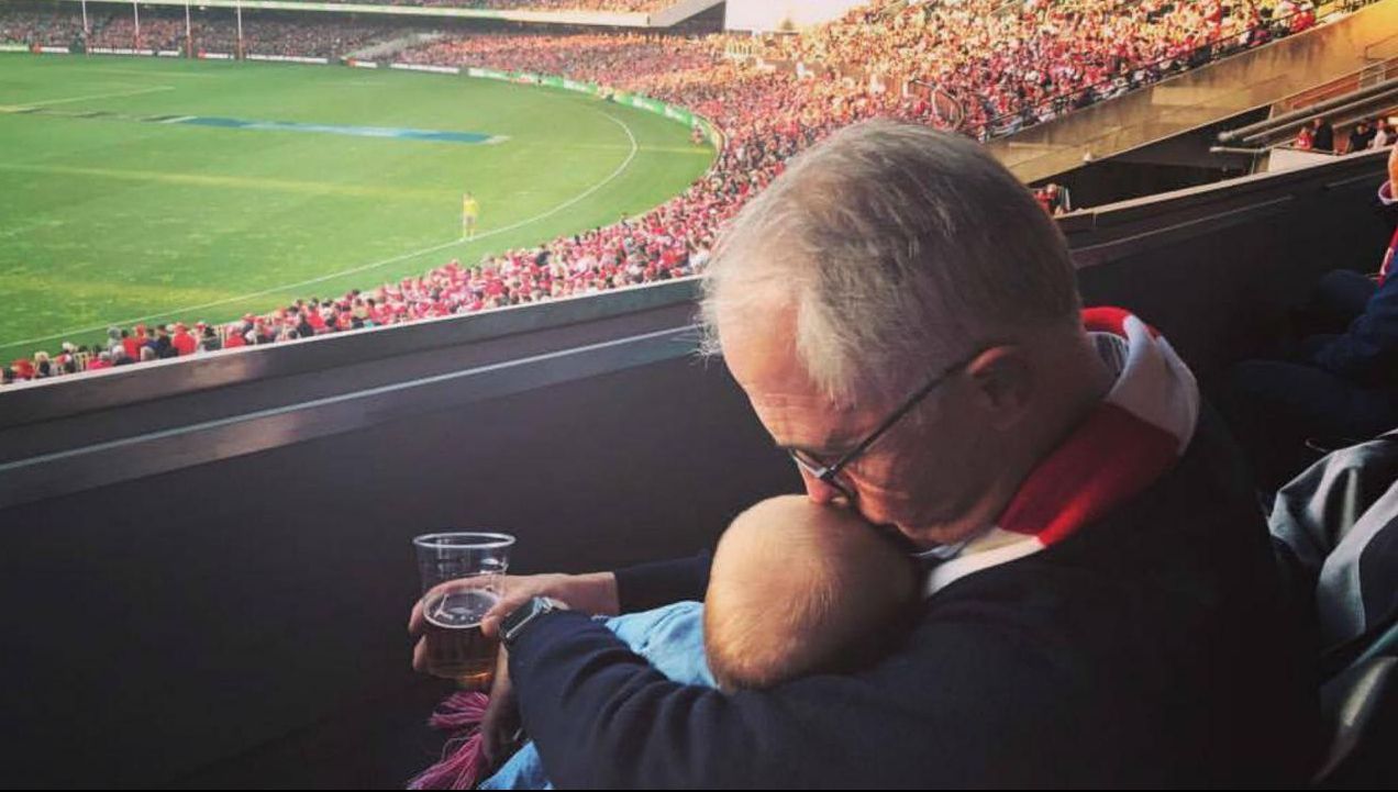 Fotografia cu un premier care scandalizează o ţară: cu berea într-o mână şi bebeluşul în alta