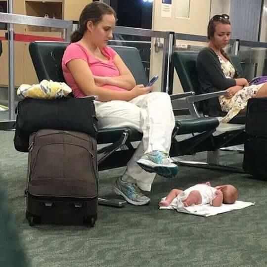 La prima vedere, pare o mama denaturată. Femeia a vorbit şi a spus povestea pe care nimeni nu o ştie