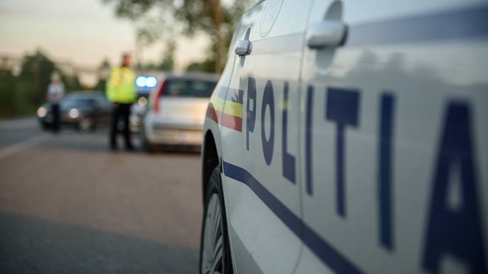 Polițist sibian, dezarmat și lovit de un pădurar și de șoferul unui camion încărcat cu lemne
